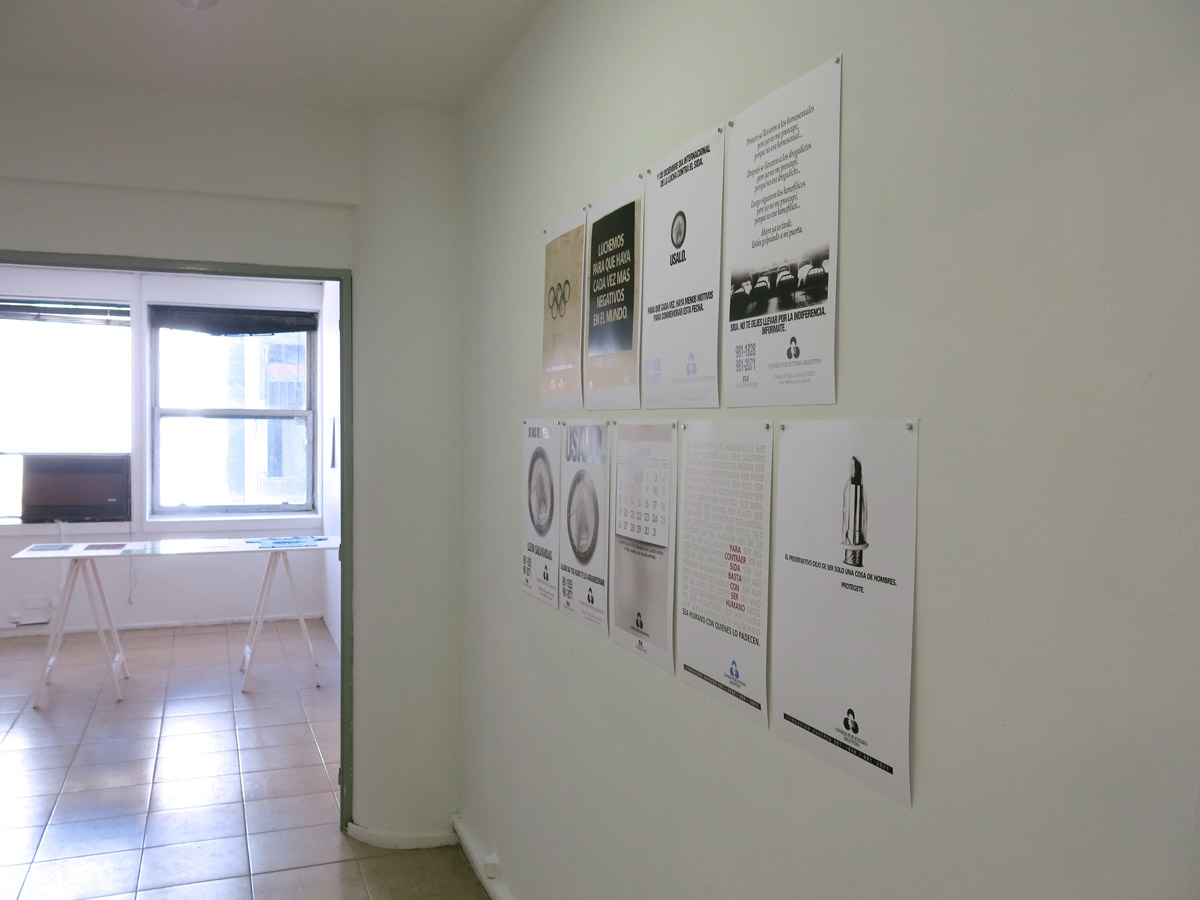 View of the corridor displaying graphic advertisement posters. Courtesy of La Ene.