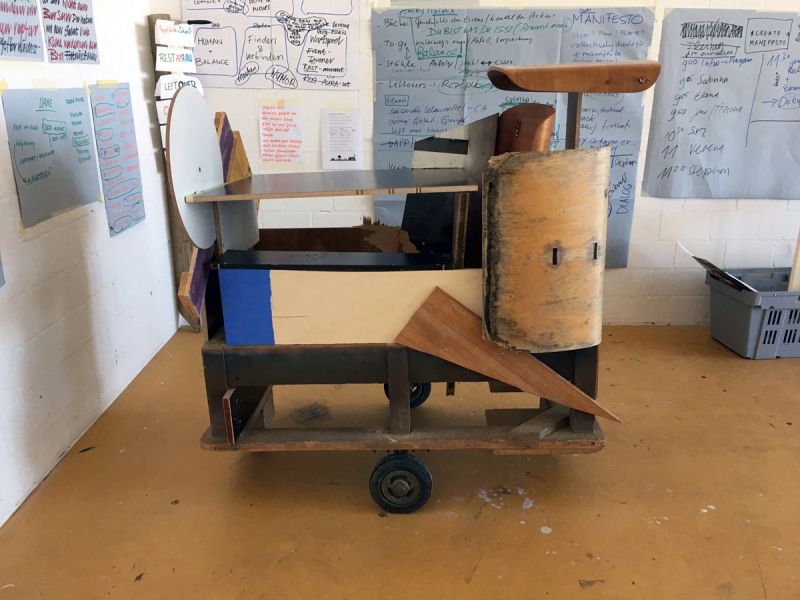 Up-cycling materials and implementing ideas, working situation during IDA modul Collabora©tion LU, 2017, Hochschule Luzern. Photograph: © FOA-FLUX