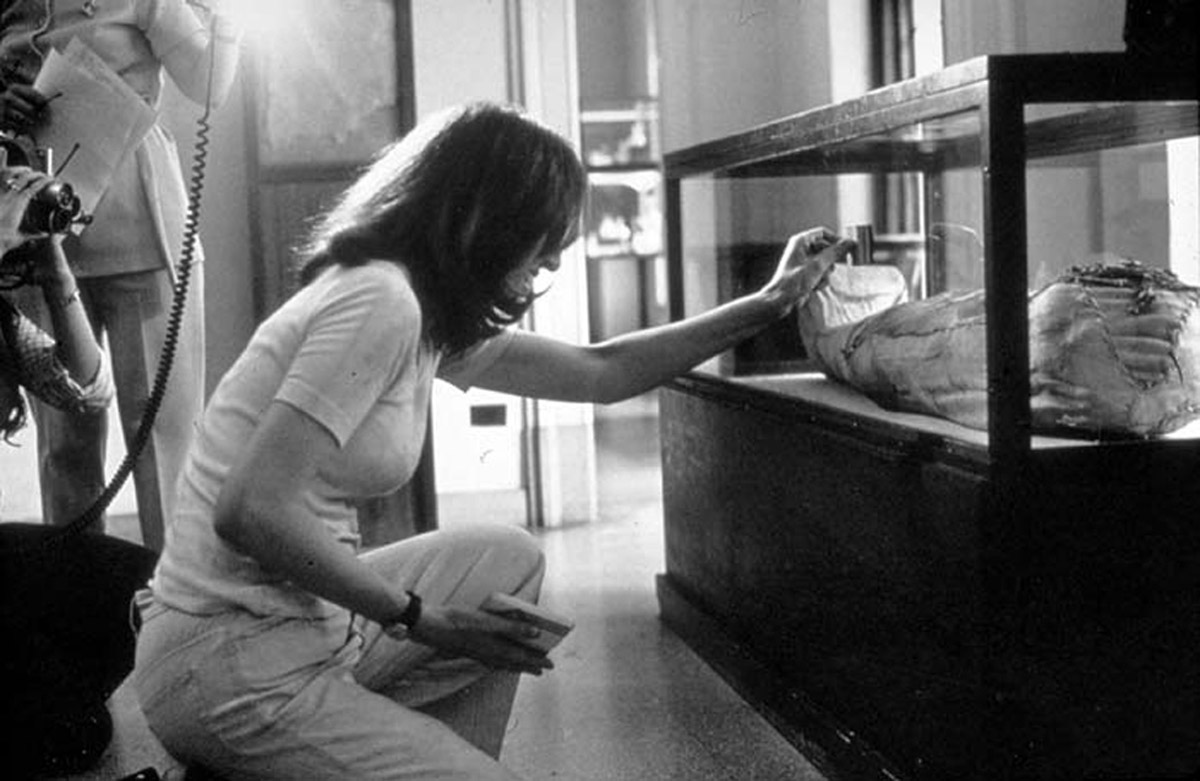 Figs. 1a & b: Mirle Laderman Ukeles, Hardford Wash: Washing Tracks. Maintenance Inside, 1973. Copyright: Laderman Ukeles/Ronald Feldman Fine Arts. Source: Miwon Kwon: „In Appreciation of Invisible Work. Mierle Laderman Ukeles and the Maintenance of the ‘White Cube’,  in: Documents, No. 10, Fall 1997, p. 15-18.