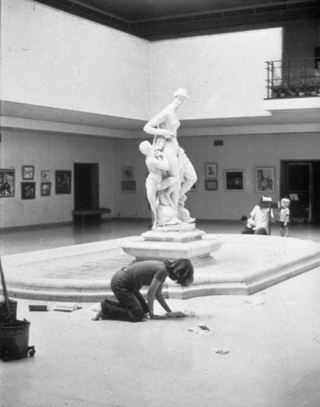 Figs. 1a & b: Mirle Laderman Ukeles, Hardford Wash: Washing Tracks. Maintenance Inside, 1973. Copyright: Laderman Ukeles/Ronald Feldman Fine Arts. Source: Miwon Kwon: „In Appreciation of Invisible Work. Mierle Laderman Ukeles and the Maintenance of the ‘White Cube’,  in: Documents, No. 10, Fall 1997, p. 15-18.