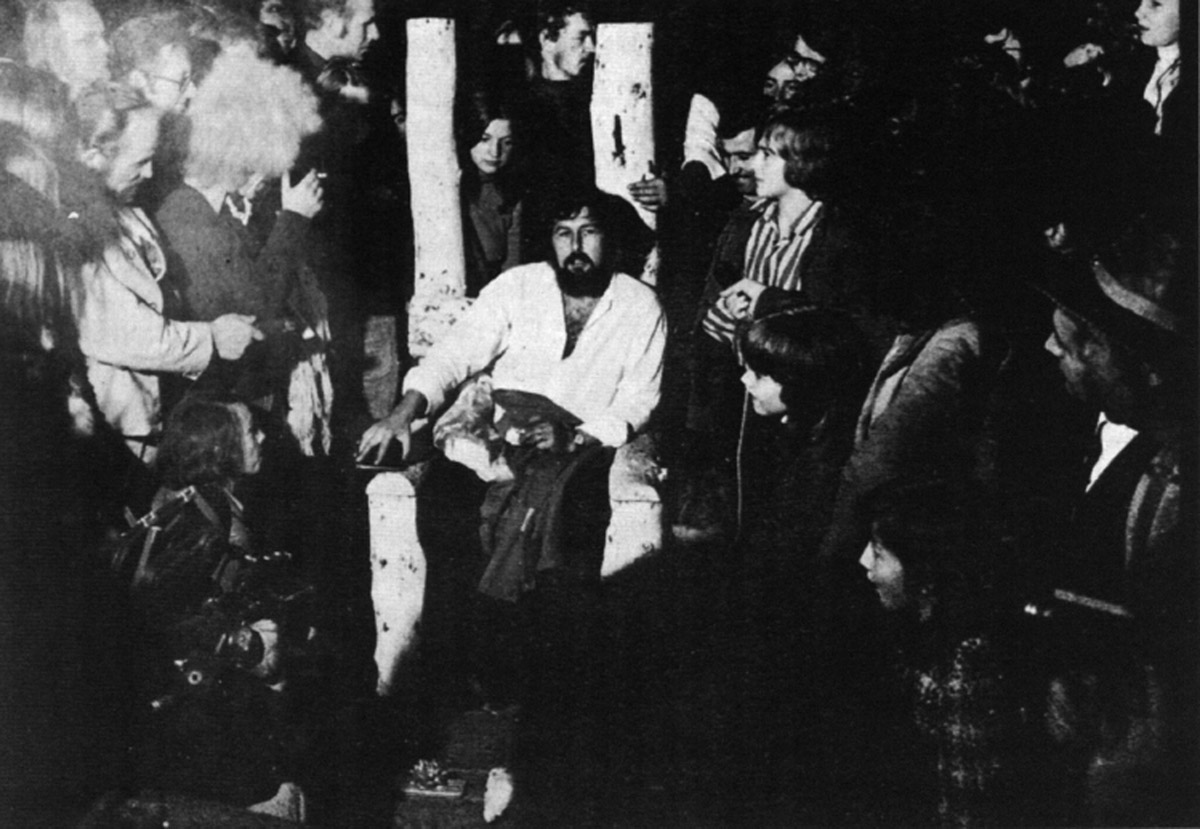 Fig. 2a: Harald Szeemann on the last day of documenta 5, 1972. Photograph by: Balthasar Burkhard.  Source: Museum der Obsessionen. Von/über/zu/mit Harald Szeemann, Berlin 1981, p. 74.