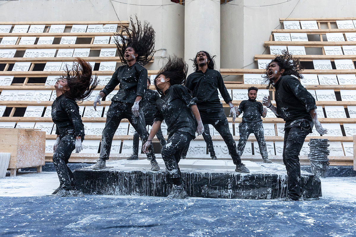 Miet Warlop, Chant For Hope, 2022-2023. Commissioned by Samdani Art Foundation in partnership with KANAL-Centre Pompidou, Brussels with support from the Flemish Region of Belgium and EUNIC and Beximco. Photographer: Shahrear Kabir Heemel