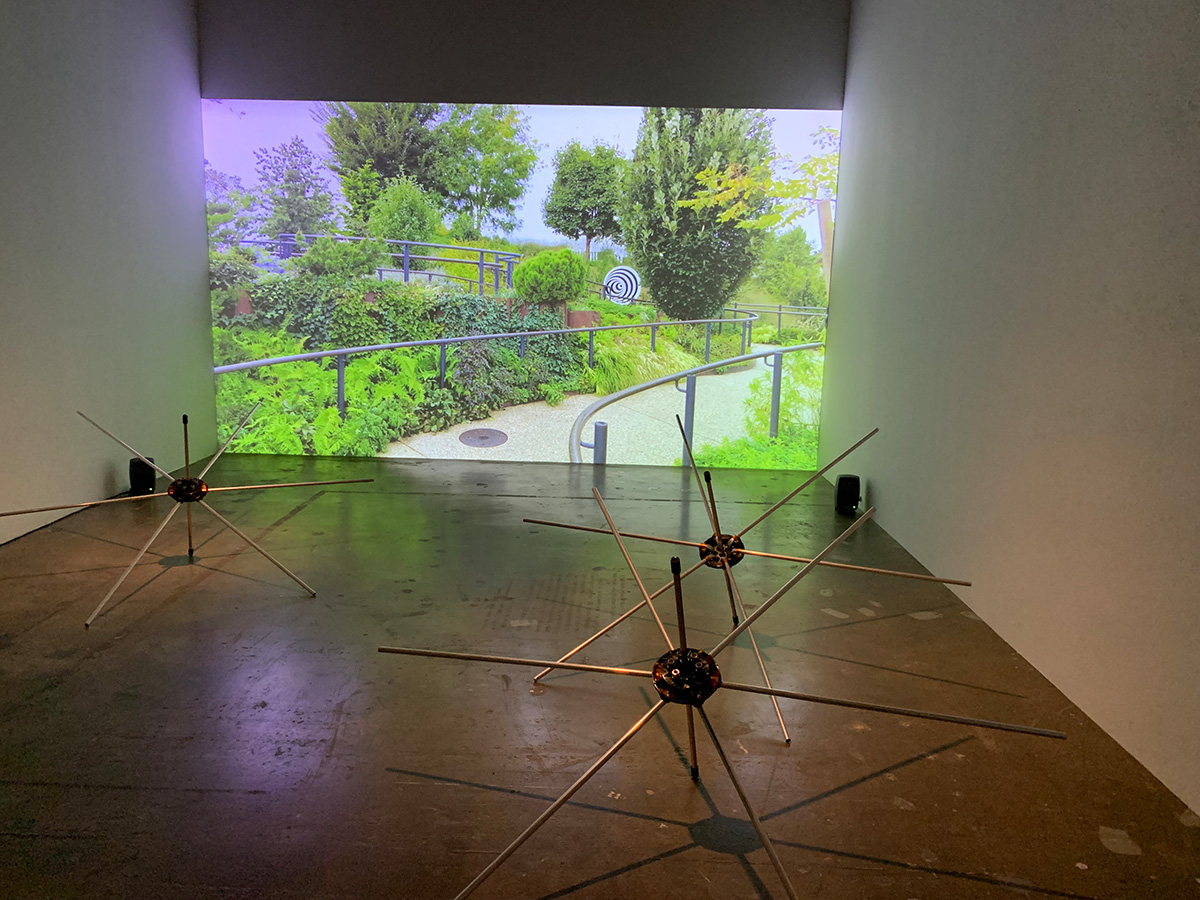 Dora Budor, Passive Recreation, 2024. Single-channel video, rotational grazing wheel fencing, electronics, Dimensions variable, 7 min. 48 sec. Courtesy of Antenna space and Galerie Molitor Commissioned by Nottingham Contemporary Projector sponsored by LG. Section: Feedback Effect, Gwangju Exhibition Hall Gallery 2. The Feedback Effect section shows the sound image of a planet, saturated with human activities, where relationships between humans and species have become dense and the space they inhabit, an echo chamber where everything is contiguous, contagious and immediate.