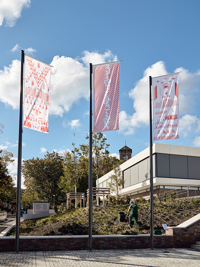 The installation of three flags Such a Minsk in front of DAS MINSK Kunsthaus, Potsdam, 2022. Photo: Ladislav Zajac.
