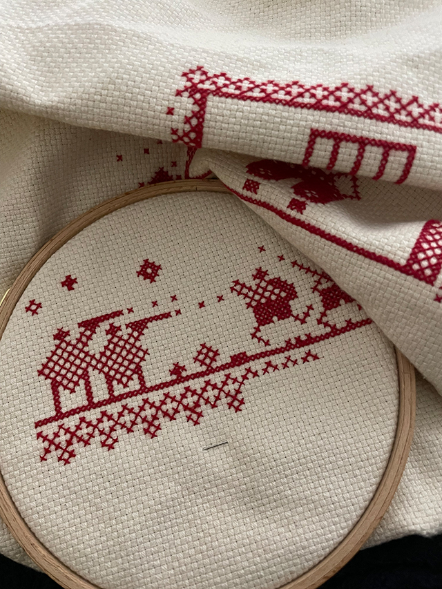 #FramedinBelarus project. Photo of the process of creating a portrait  of political prisoner Dzmitry Panko. Photo: the author of the embroidery.
