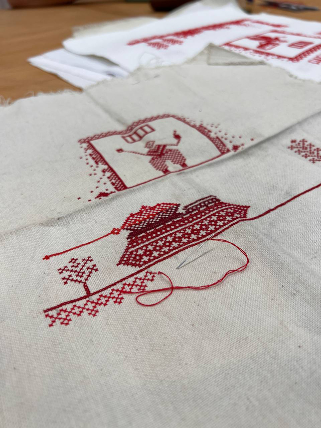 #FramedinBelarus project. Photo of the process of creating a portrait of political prisoner Yahor Mikhailau. Photo: the author of the embroidery.